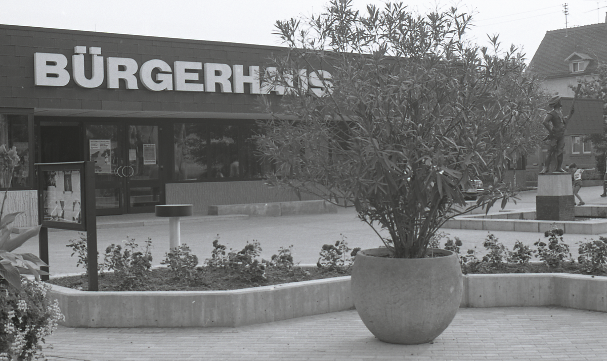 Der Vorplatz ist auch nach 50 Jahren fast unverändert. Foto: Stadtarchiv Heilbronn