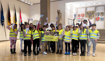 Die Klasse 2c der Grundschule Alt Böckingen mit dem verdienten Preis, Foto: Stadt Heilbronn