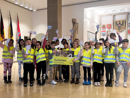 Die Klasse 2c der Grundschule Alt Böckingen mit dem verdienten Preis, Foto: Stadt Heilbronn