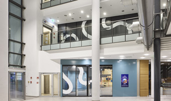 Man sieht den Eingangsbereich der Stadtbibliothek