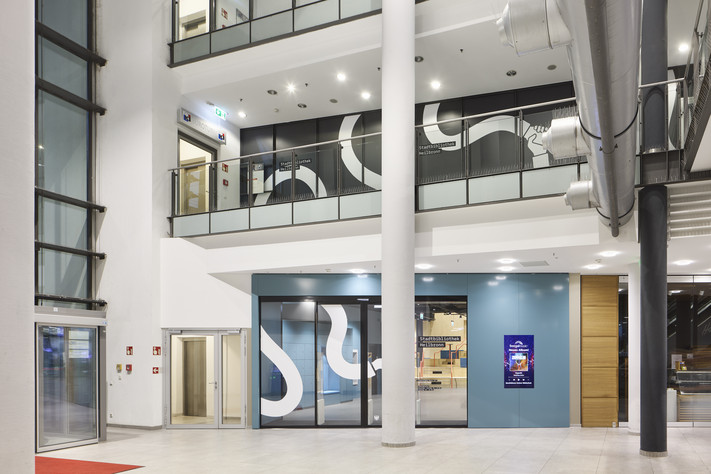 Man sieht den Eingangsbereich der Stadtbibliothek