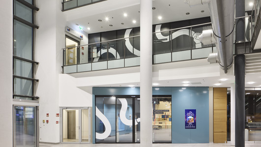 Man sieht den Eingangsbereich der Stadtbibliothek