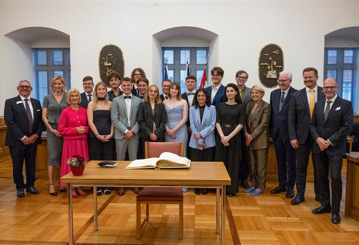 Gruppenfoto im Großen Ratssaal im Rathaus nach dem Eintrag ins Goldene Buch.