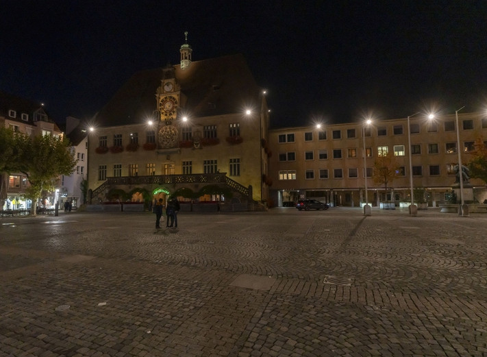 Dank der neuen leistungsstarken LED-Strahler ist der Marktplatz nun deutlich heller. (Foto: Stadt Heilbronn/ Jürgen Häffner)