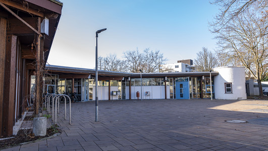 Das Bild zeigt den Vorplatz der Paul-Meyle-Schule vor dem Haupteingang in Sontheim. 