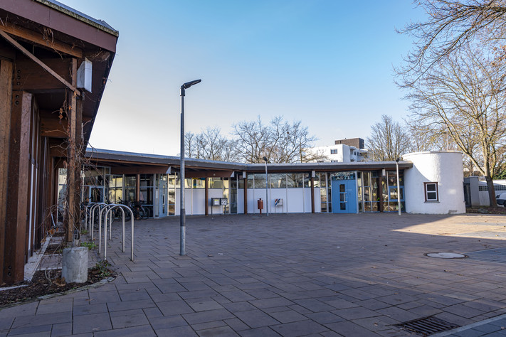 Das Bild zeigt den Vorplatz der Paul-Meyle-Schule vor dem Haupteingang in Sontheim.