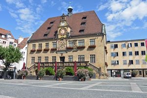 Das Heilbronner Rathaus mit dem Marktplatz Man sieht das historische Heilbronner Rathaus. Vor ihm liegt der Marktplatz.
