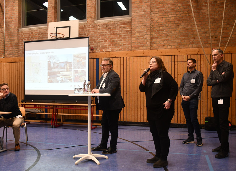 Bürgermeister Andreas Ringle (am Stehtisch), Dana Fischer vom Grünflächenamt, Lucas Michenfelder vom Amt für Straßenwesen und Dietrich Rall vom Hochbauamt standen bei der für Bürgerinfoveranstaltung für Fragen bereit.
