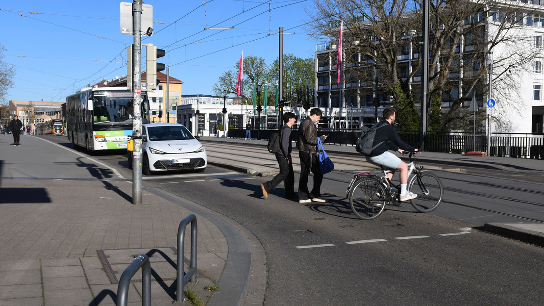 Das Bild zeigt die Kreuzung der Bahnhofstraße mit der Oberen Neckarstraße, wo Bus, Stadtahn, Autofahrer, Radfahrende und einige Fußgänger die Kreuzung nutzen. 