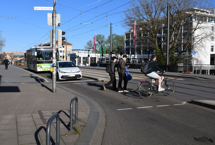 Das Bild zeigt die Kreuzung der Bahnhofstraße mit der Oberen Neckarstraße, wo Bus, Stadtahn, Autofahrer, Radfahrende und einige Fußgänger die Kreuzung nutzen. 
