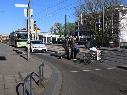 Das Bild zeigt die Kreuzung der Bahnhofstraße mit der Oberen Neckarstraße, wo Bus, Stadtahn, Autofahrer, Radfahrende und einige Fußgänger die Kreuzung nutzen. 