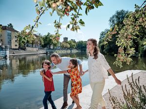 Eine Familie mit zwei Kindern hat Spaß am Neckar