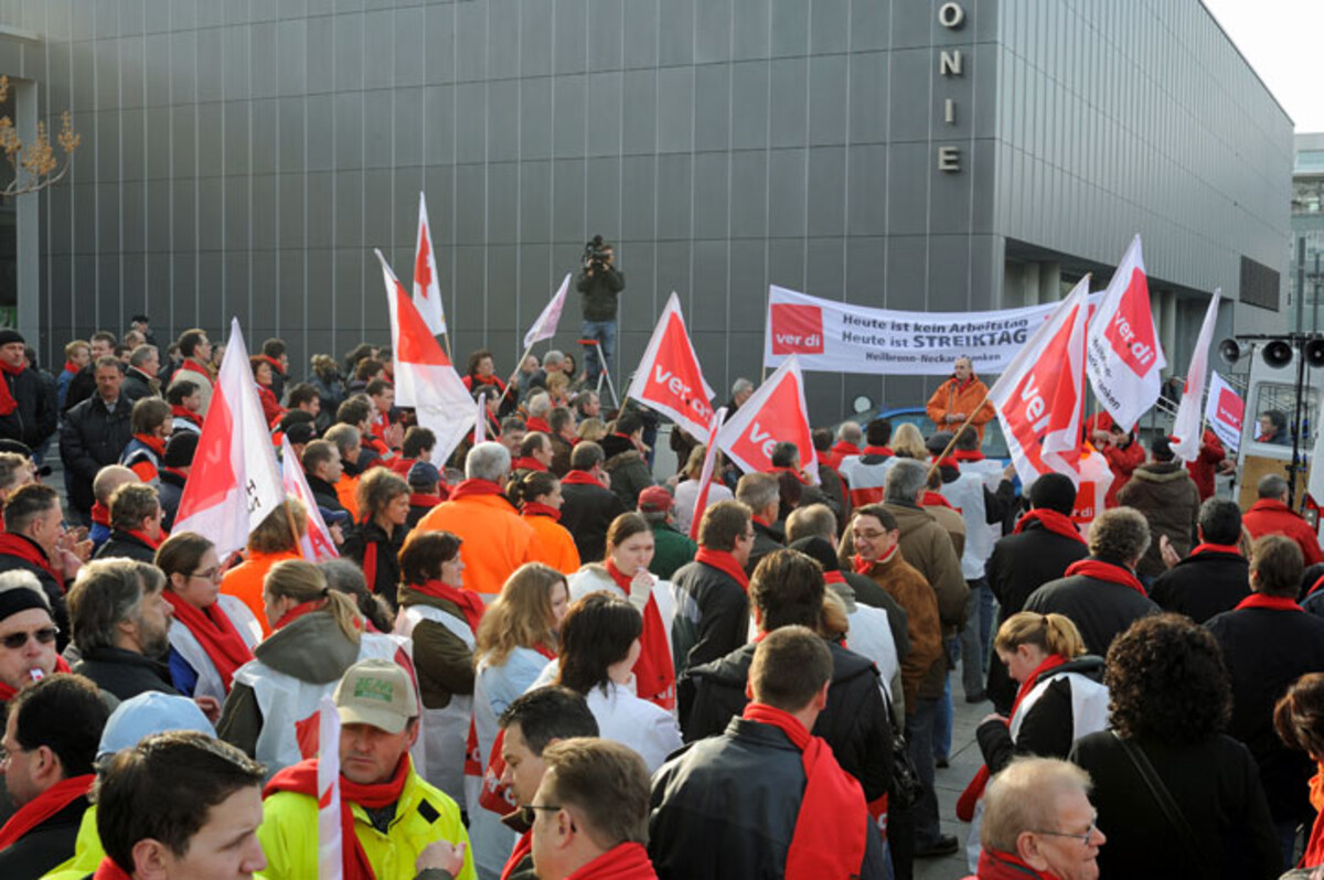 Demonstration vor dem Konzert- und Kongresszentrum Harmonie 