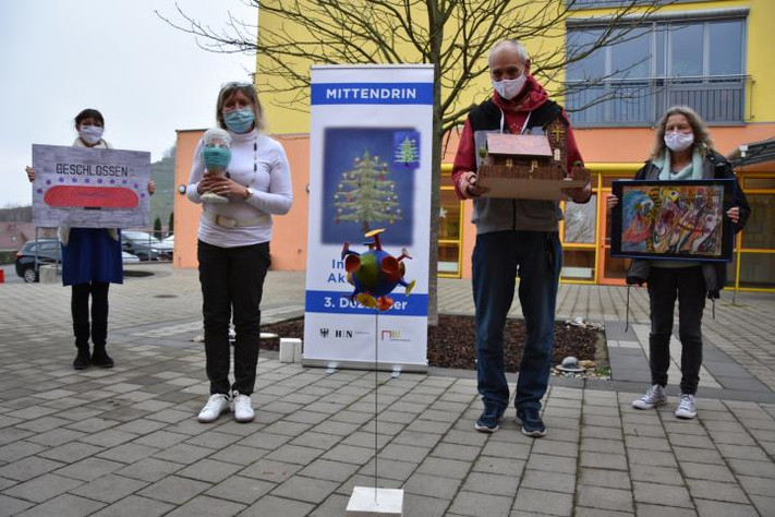 Zusammen mit Heilbronns Inklusionsbeauftragter Irina Richter präsentieren Ilona Marciniak Klaus Xander und Elke Khattab vom Lebenshaus der Aufbaugilde in Weinsberg die originalen Ausstellungsstücke, die ab Donnerstag, 3. Dezember, online zu sehen sind