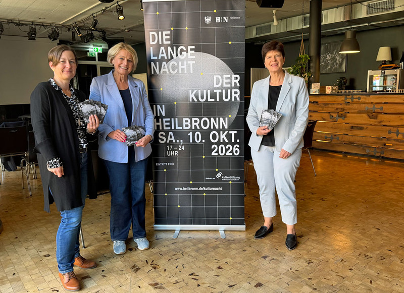 Bürgermeisterin Agnes Christner (2.v.l.) mit Karin Schüttler (r.), Leiterin des Schul-, Kultur- und Sportamts, und Heike Denscheilmann, Leiterin der Kulturabteilung, bei der Vorstellung des Programms zur Langen Nacht der Kultur in der Maschinenfabrik. Foto: Stadt Heilbronn
