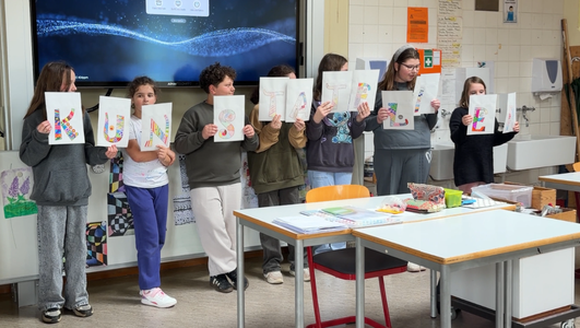 Schülerinnen und Schüler der Dammrealschule präsentieren im Klassenraum ihre Kunstwerke mit dem Schriftzug Kunstatelier.