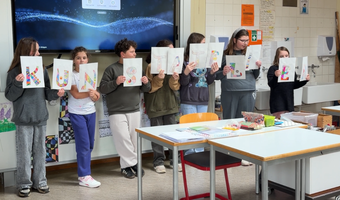 Schülerinnen und Schüler der Dammrealschule präsentieren im Klassenraum ihre Kunstwerke mit dem Schriftzug Kunstatelier.