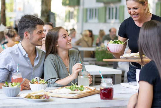 Schmuckbild Menschen essen und trinken an der Neckarmeile