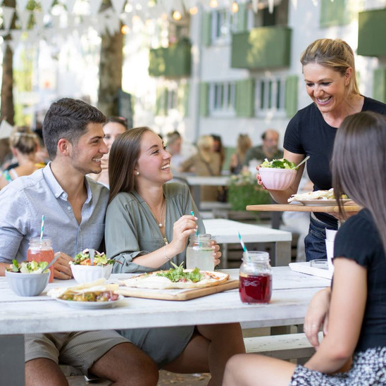 Schmuckbild Menschen essen und trinken an der Neckarmeile