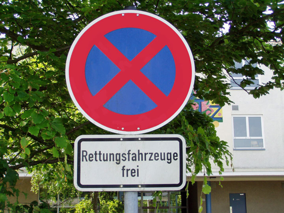 Halteverbotsschild mit dem Zusatz „Rettungsfahrzeuge frei" 