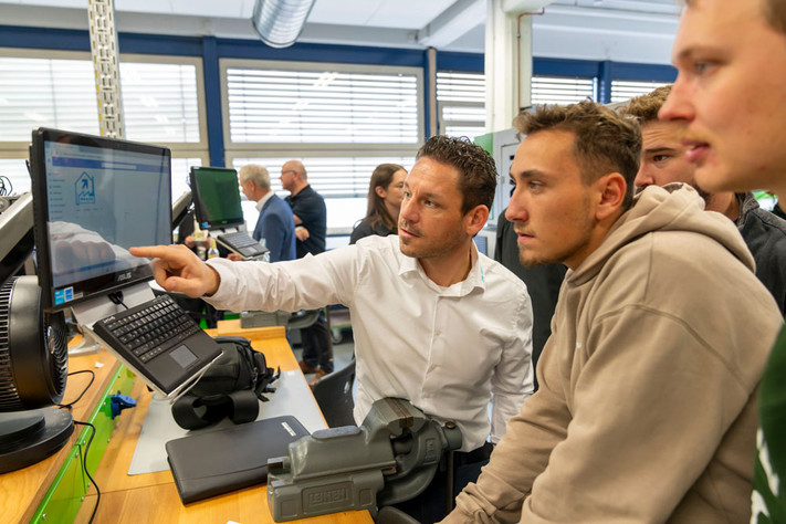 Mit Tablet ausgestatteter Werkbank-Arbeitsplatz