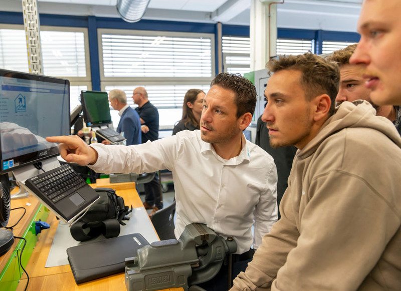 Mit Tablet ausgestatteter Werkbank-Arbeitsplatz