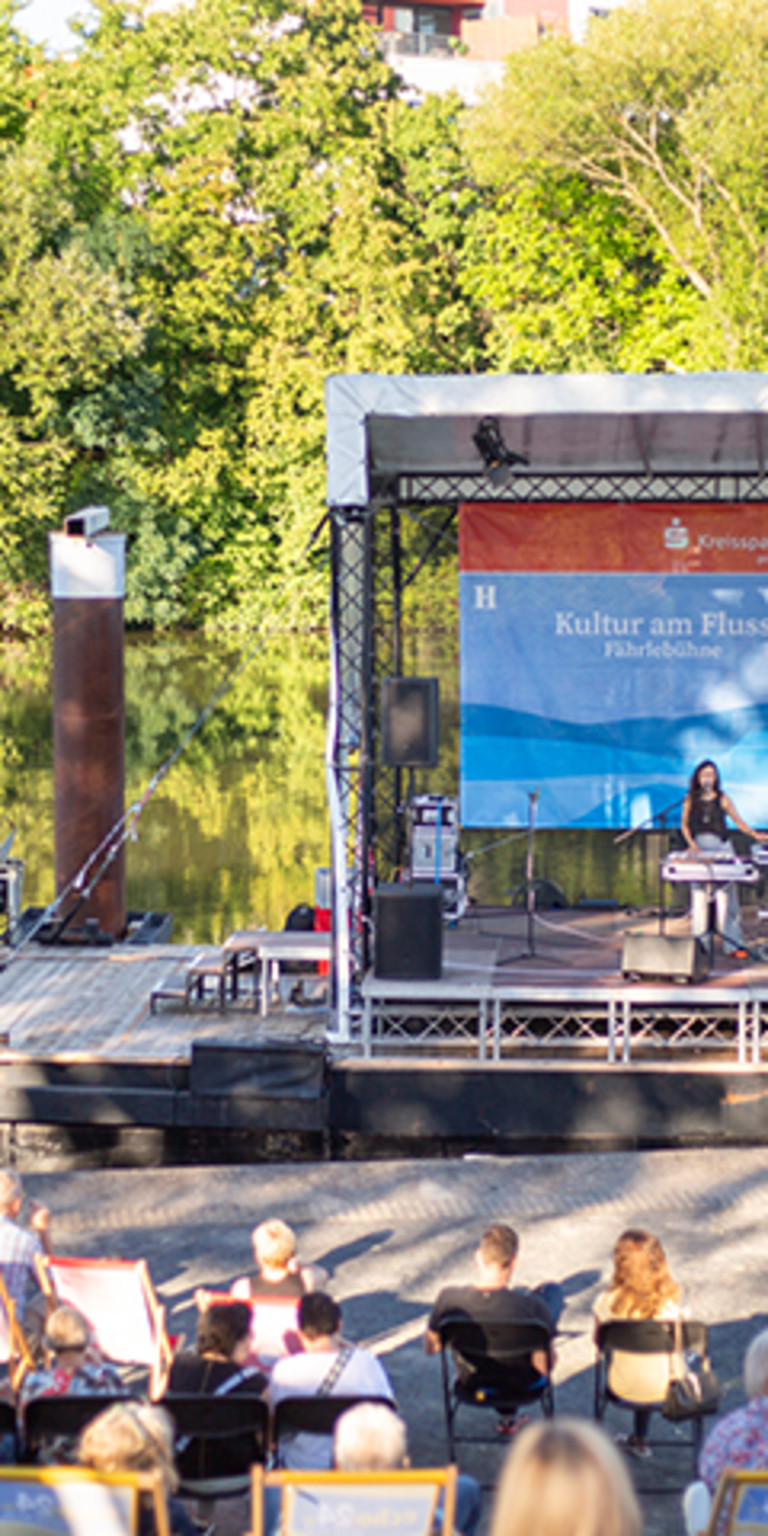Fährlebühne im Neckar mit "Kultur am Fluss"