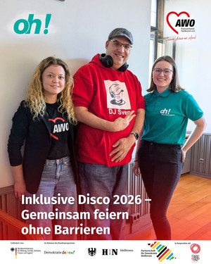 Drei Personen stehen gemeinsam in einem Raum und werben für die Inklusive Disco 2026 mit dem Motto Gemeinsam feiern ohne Barrieren