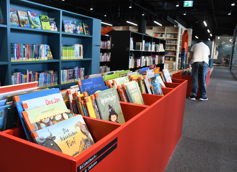 Das Bild zeigt den Teil der Stadtbibliothek mit den Bilderbüchern in den Regalen. Hier ist die Ausleihquote besonders hoch..