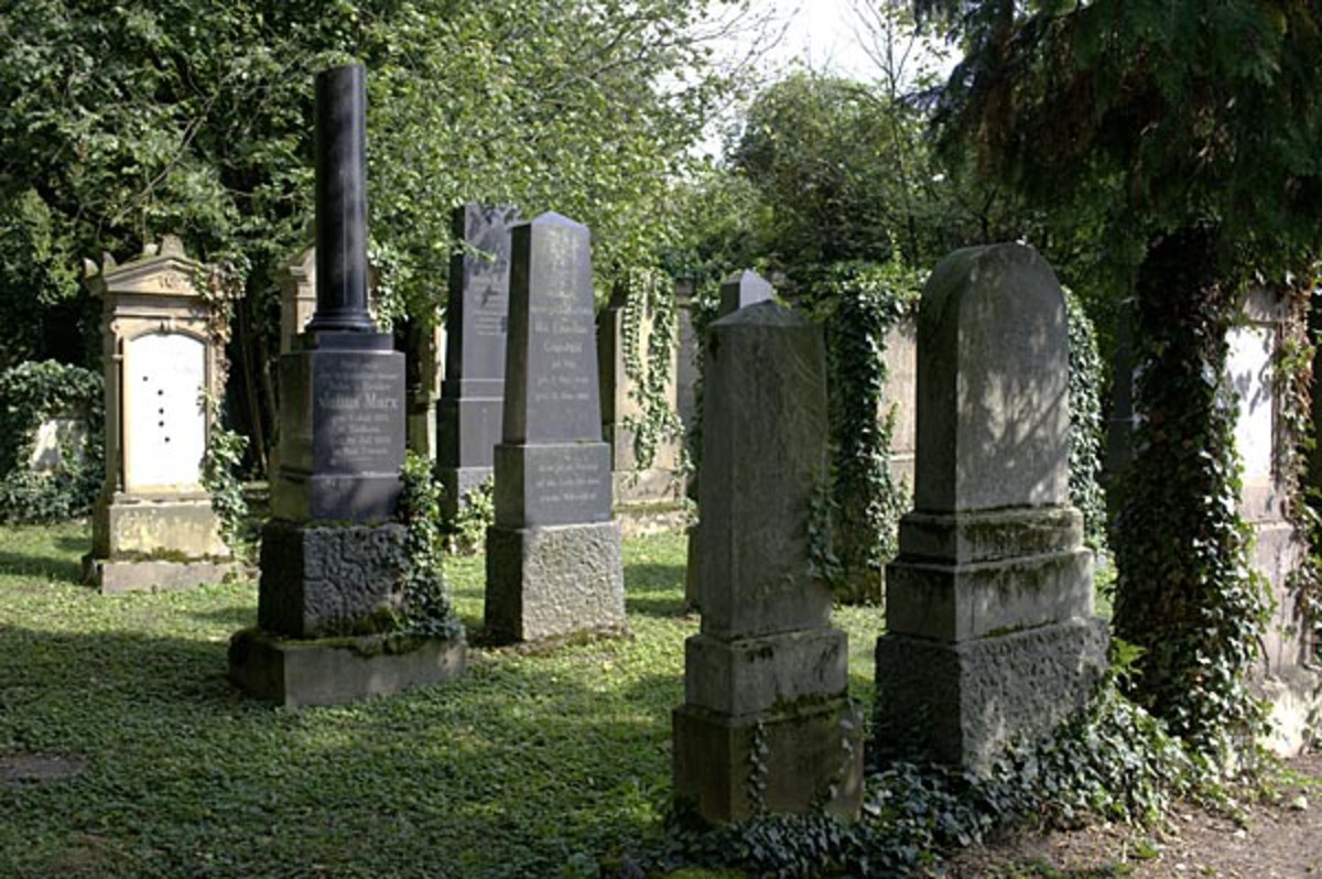 Grabsteine auf dem Israelitischen Friedhof im Breitenloch