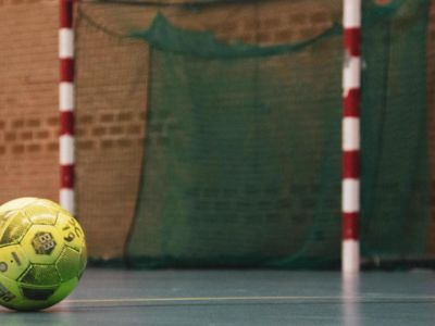 Man sieht einen Fußball und ein Tor 