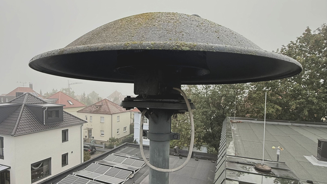 Das Bild zeigt eine Sirene auf dem Gebäude der Heilbronner Hauptfeuerwache. Per Funksignal werden die Sirenen in einem Ernst- oder Übungsfall ausgelöst. 