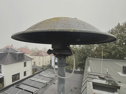 Das Bild zeigt eine Sirene auf dem Gebäude der Heilbronner Hauptfeuerwache. Per Funksignal werden die Sirenen in einem Ernst- oder Übungsfall ausgelöst. 