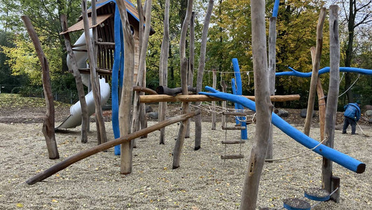Das Bild zeigt ein großes Multifunktionsgerät auf dem Spielplatz Correllsche Insel mit Möglichkeiten zum Balancieren, Klettern und Rutschen.