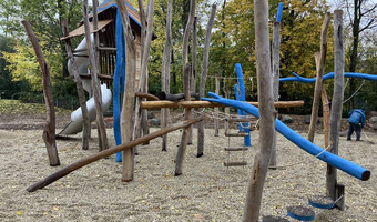 Das Bild zeigt ein großes Multifunktionsgerät auf dem Spielplatz Correllsche Insel mit Möglichkeiten zum Balancieren, Klettern und Rutschen.