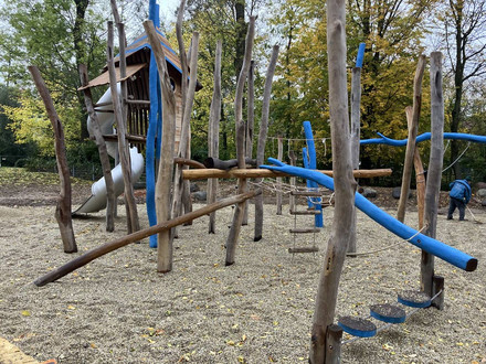 Das Bild zeigt ein großes Multifunktionsgerät auf dem Spielplatz Correllsche Insel mit Möglichkeiten zum Balancieren, Klettern und Rutschen.