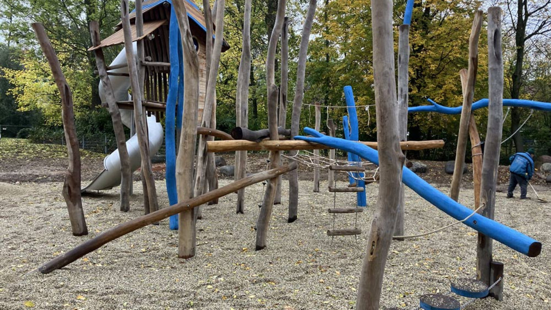 Das Bild zeigt ein großes Multifunktionsgerät auf dem Spielplatz Correllsche Insel mit Möglichkeiten zum Balancieren, Klettern und Rutschen.
