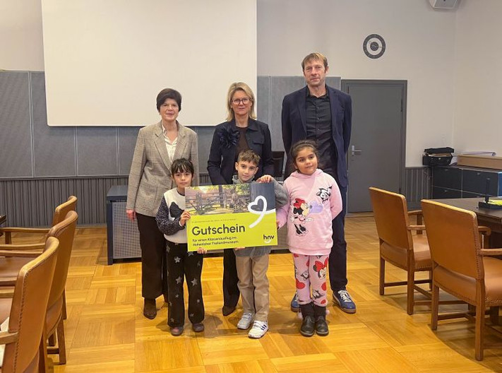 Mekka, Domenico und Madlen nehmen stellvertretend für die Klasse 2c den Gutschein entgegen. Karin Schüttler, Leiterin des Schul-, Kultur- und Sportamts, Barbara Zartmann-Röhr vom Heilbronner Hohenloher Haller Nahverkehr und Thomas Feiert, Leiter des Amts für Straßenwesen freuen sich mit Ihnen. 