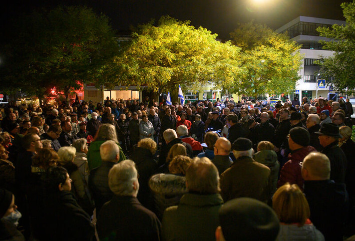 Gedenken auf dem Max-Beermann-Platz zur Reichspogromnacht.