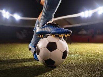 Man sieht einen Fußball und einen Spieler/ Ki generiertes Bild 