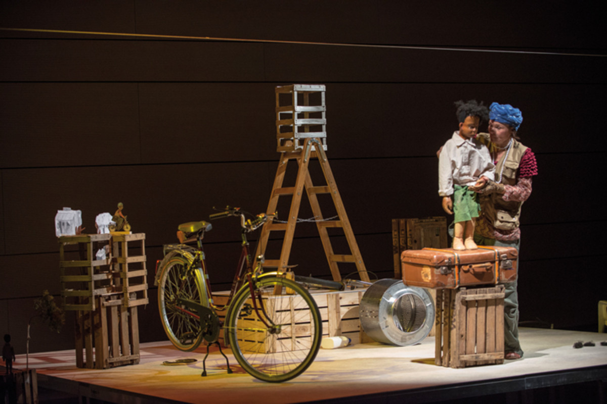 Szene aus dem Stück „Talib und das Windfahrrad".