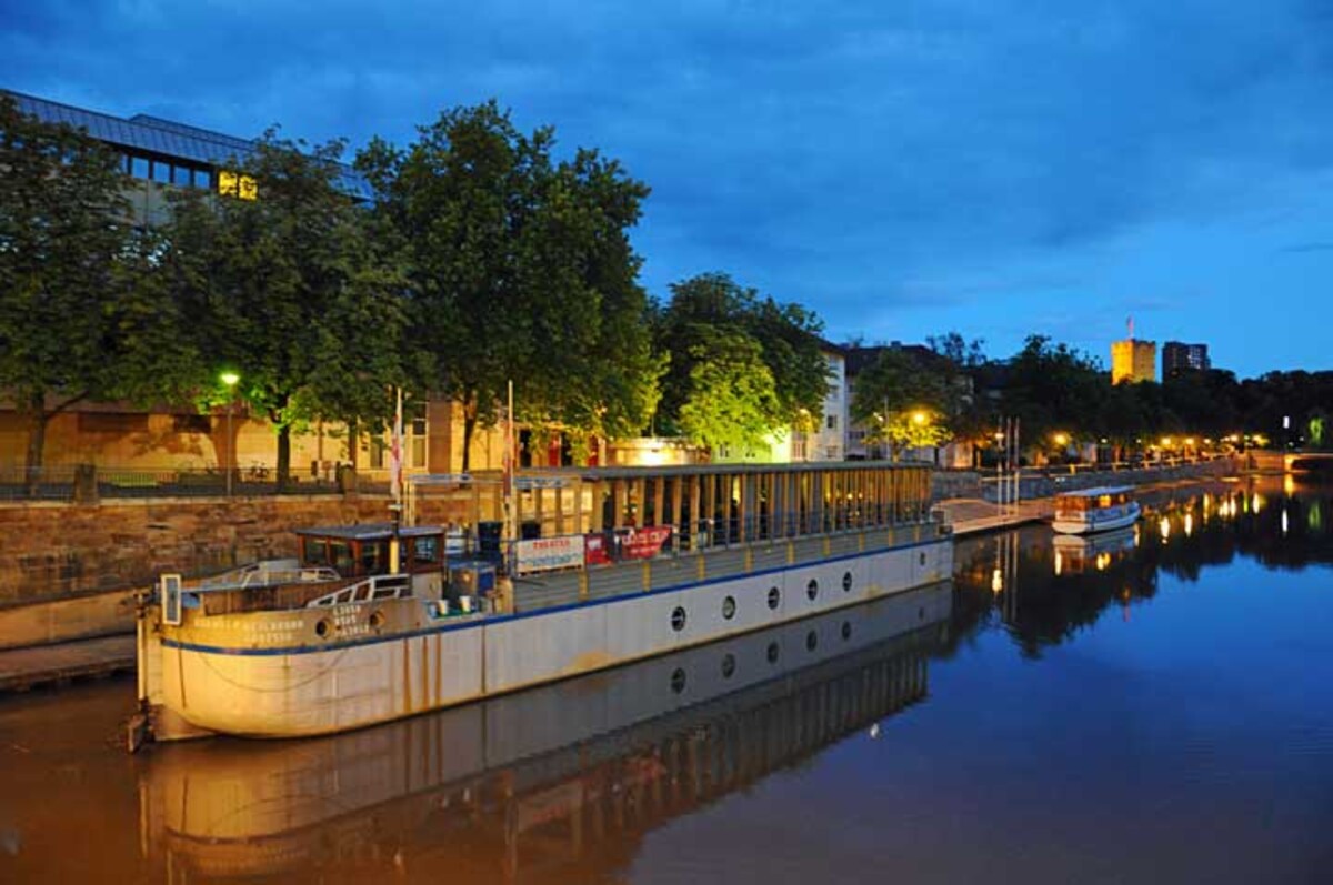 Das Theaterschiff liegt mitten in der Stadt vor Anker.