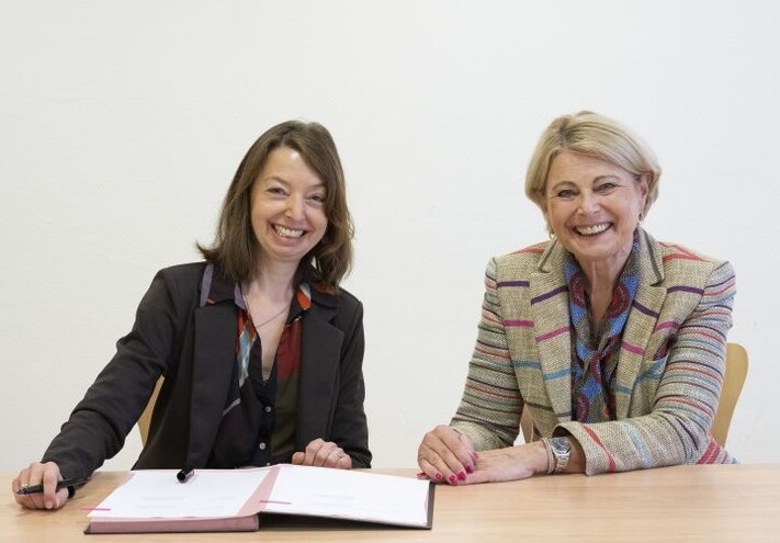 Nadine Bernecker, Geschäftsführerin des Kreisdiakonieverbands Heilbronn, und Bürgermeisterin Agnes Christner unterzeichnen den Vertrag für das neue Quartierszentrum Innenstadt. Foto: Stadtarchiv / Barbara Kimmerle