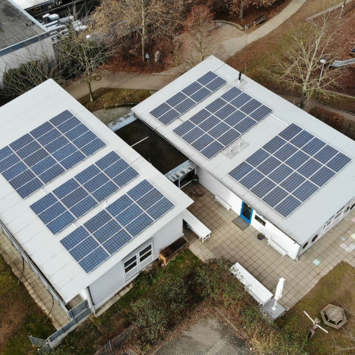 Ein Luftbild von den Photovoltaikanlagen des Kindergarten Kohlpfad.
