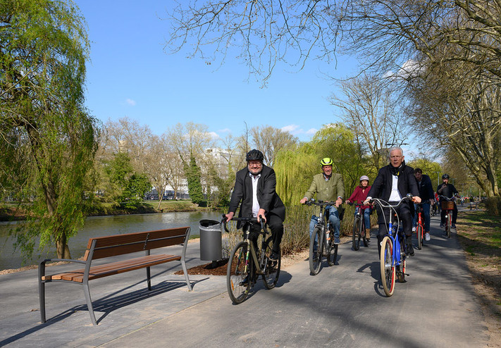 Verbreiterter Neckaruferweg von der Innenstadt Richtung Wertwiesenpark
