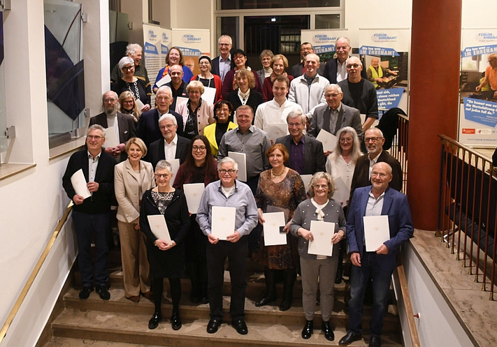 Das Bild zeigt die Geehrten beim Ehrungsabend Ehrenamt mit Oberbürgermeister Harry Mergel, Bürgermeisterin Agnes Christner und Dekan Christoph Baisch.