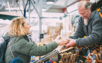 Eine Frau kaufte eine Bürste auf dem Heilbronner Pferdemarkt