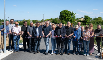 Mit einem Banddurchschnitt in der Elisabeth-Selbert-Straße erfolgte die Baufreigabe für das Biberacher Neubaugebiet Mühlberg-Finkenberg. Foto: Stadtarchiv Heilbronn/Wolter 