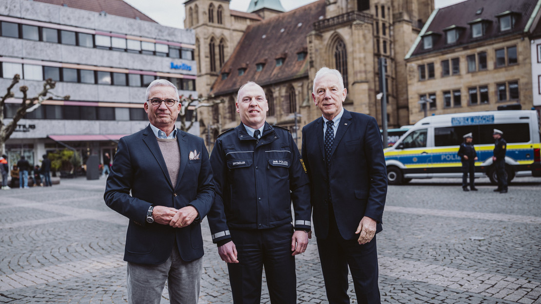 Freuen sich über die positiven Ergebnisse der Polizeilichen Kriminalstatistik 2024 für Heilbronn: Innenminister Thomas Strobl, Polizeipräsident Frank Spitzmüller und Oberbürgermeister Harry Mergel (v.l.). Foto: Stadt Heilbronn/Nico Kurth
