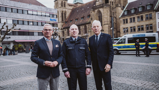 Freuen sich über die positiven Ergebnisse der Polizeilichen Kriminalstatistik 2024 für Heilbronn: Innenminister Thomas Strobl, Polizeipräsident Frank Spitzmüller und Oberbürgermeister Harry Mergel (v.l.). Foto: Stadt Heilbronn/Nico Kurth